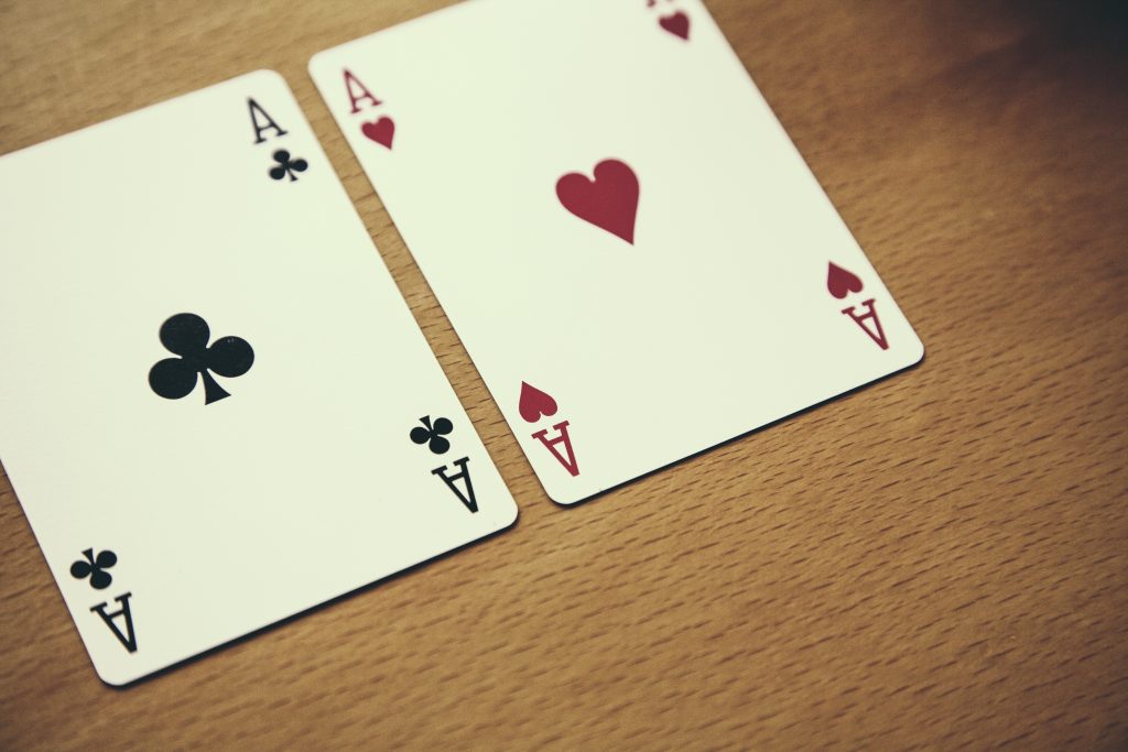 Ce este Ultimate Texas Hold’em și cum diferă de pokerul obișnuit