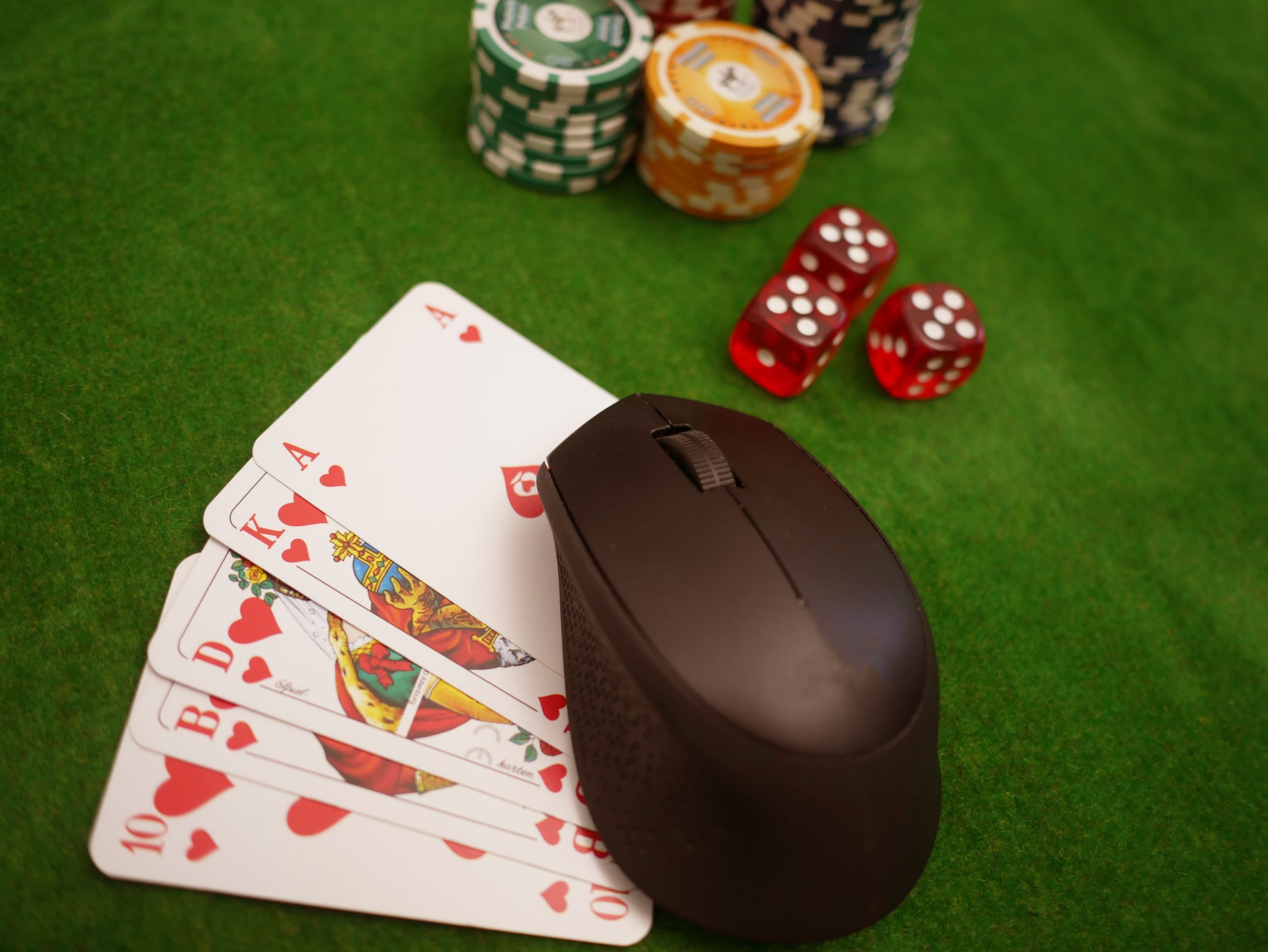 Cum diferă pokerul online de pokerul jucat într-un cazino